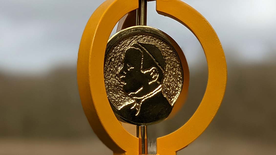 Eine glänzende Münze zeigt, symbolisch, wie wertvoll der Kardinal ist – eine mögliche Interpretation dieser Darstellung. | Foto: Michael Rottmann