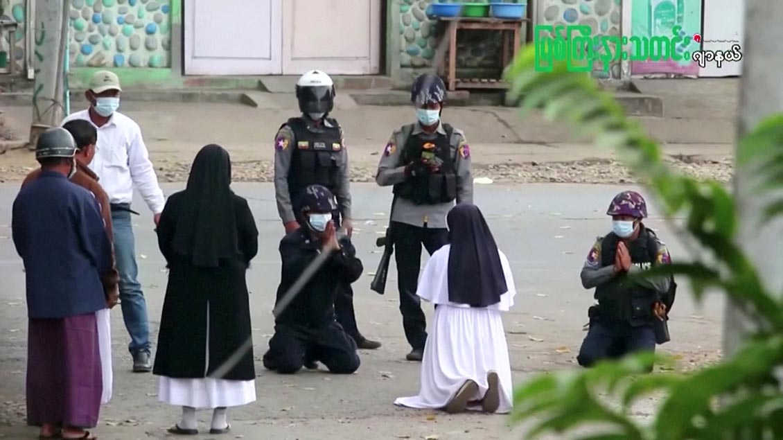 Schwester kniet vor Polizisten in Myanmar