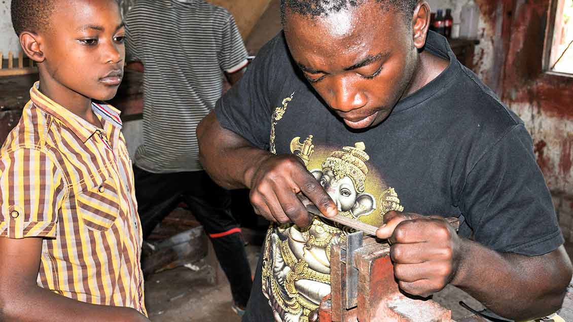 Auch Schlosser werden in der Handwerkerschule „Mawella Vocational Training Centre (MVTC)“ nördlich der Stadt Moshi in Tansania ausgebildet. | Foto: pd