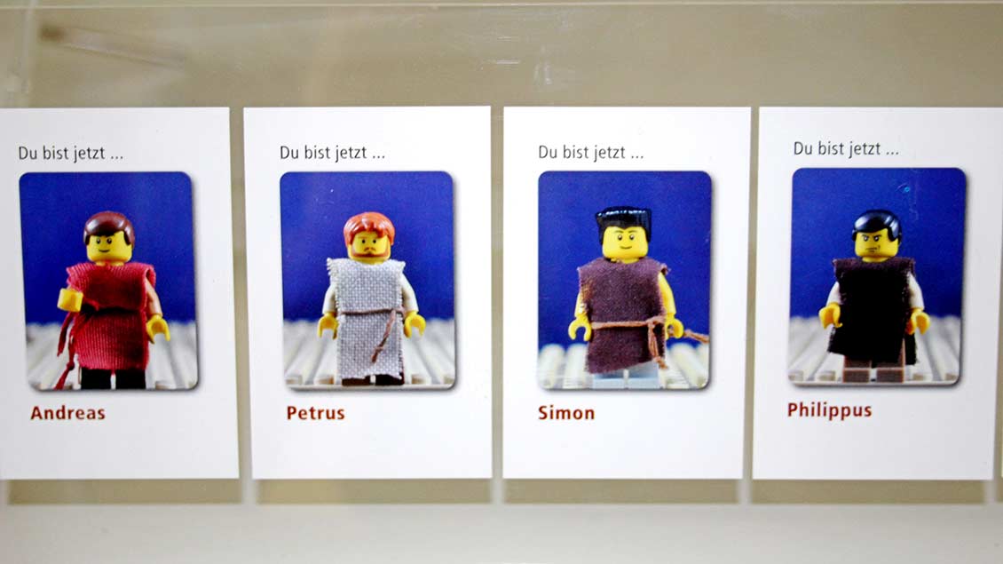 Jede Besucherin und jeder Besucher darf sich zu Beginn eine Karte mit der Lego-Figur eines Jüngers aussuchen.  | Foto: Johannes Bernard