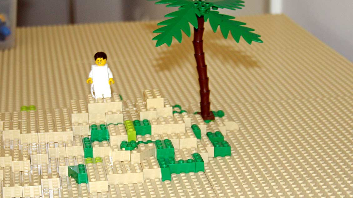 Noch steht Jesus allein da. Jede Besucherin und Besucher kann aber eine Lego-Figur hinzusetzen als ein Freund Jesu. | Foto: Johannes Bernard