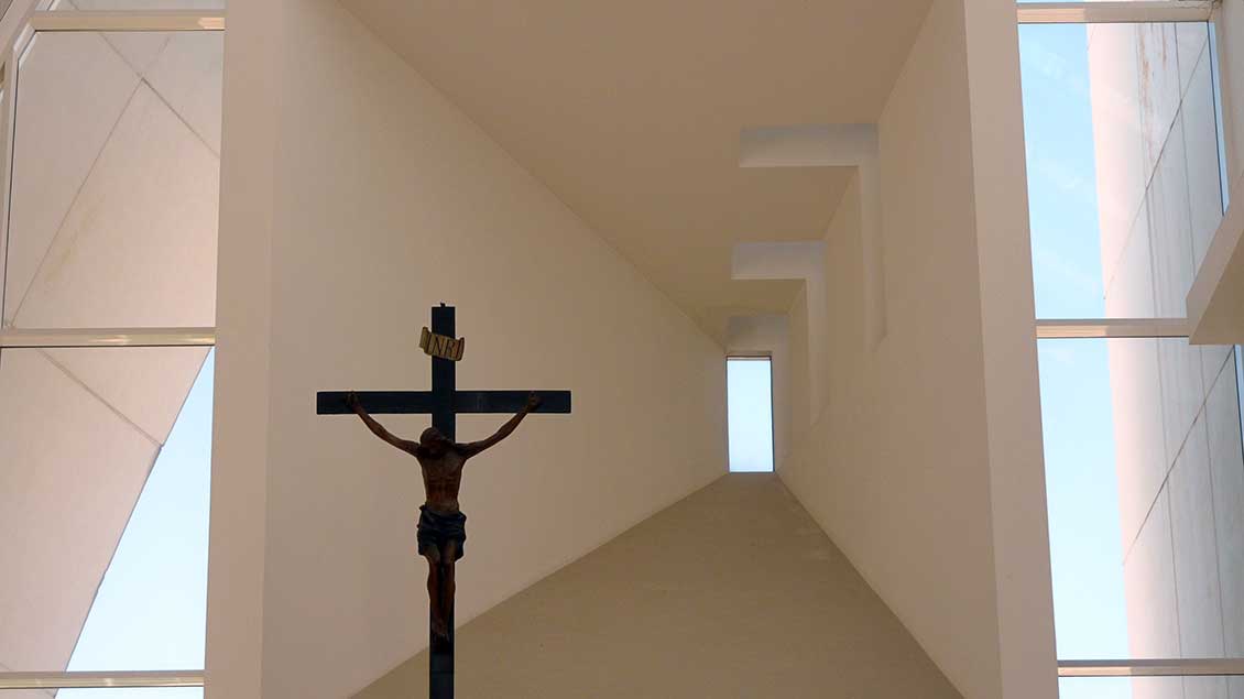 Kreuz vor weißem Raum Foto: Markus Nolte