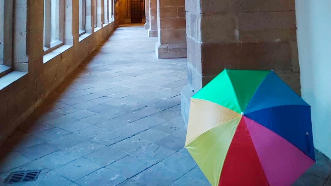 Ein Instagram-User hat „zufällig“ seinen Schirm in Regenborgenfarben im Kreuzgang des Essener Doms vergessen und bekam dafür viele Smileys. | Foto: Instagram