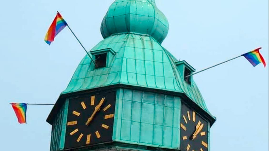 Regenbogenfahnen in allen Richtungen hängen aus dem Turm der St.-Martinus-Kirche in Greven. | Foto: Internetseite der Gemeinde