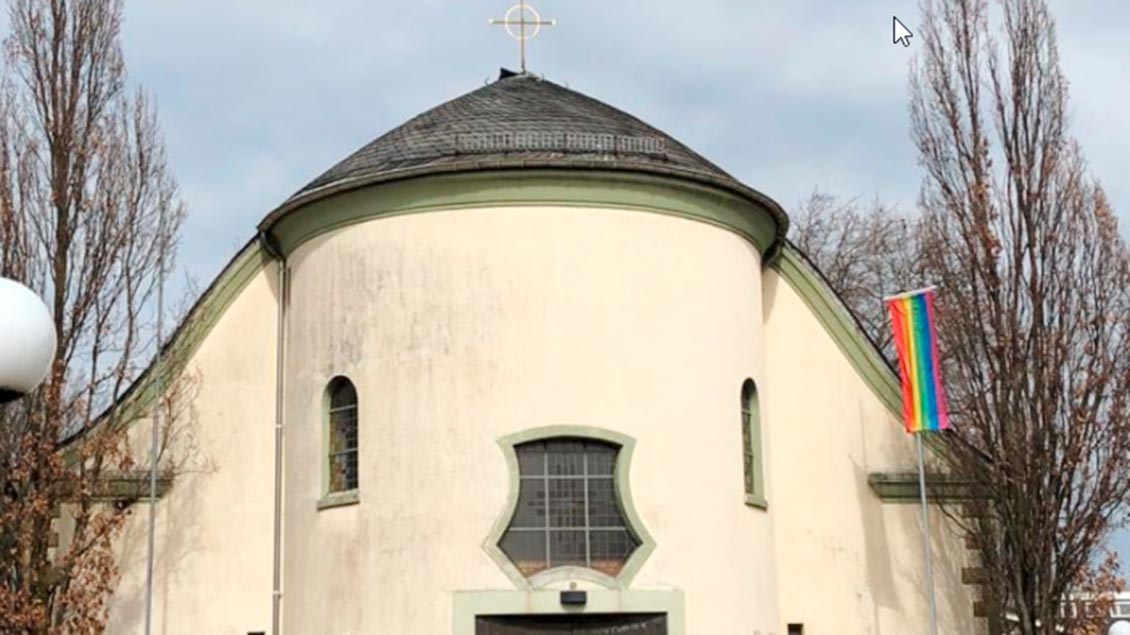 Klein aber nicht zu übersehen: Die Regenbogenfahne an der Fassade von St. Michael in Hamm. | Foto: Internetseite der Gemeinde