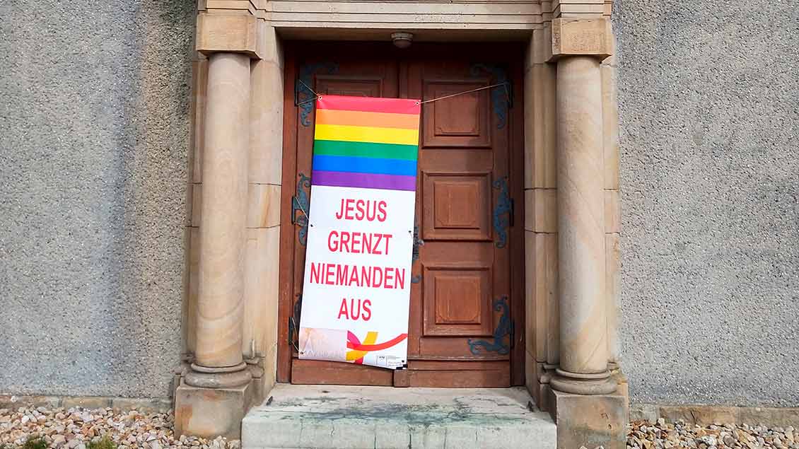 Die Pfarrgemeinde Seliger Niels Stensen, die Ortsgruppe der Katholischen Frauengemeinschaft und „Maria 2.0“ haben ein Plakat gebastelt und an der Pfarrkirche St. Margareta in Lengerich befestigt. | Foto: pd