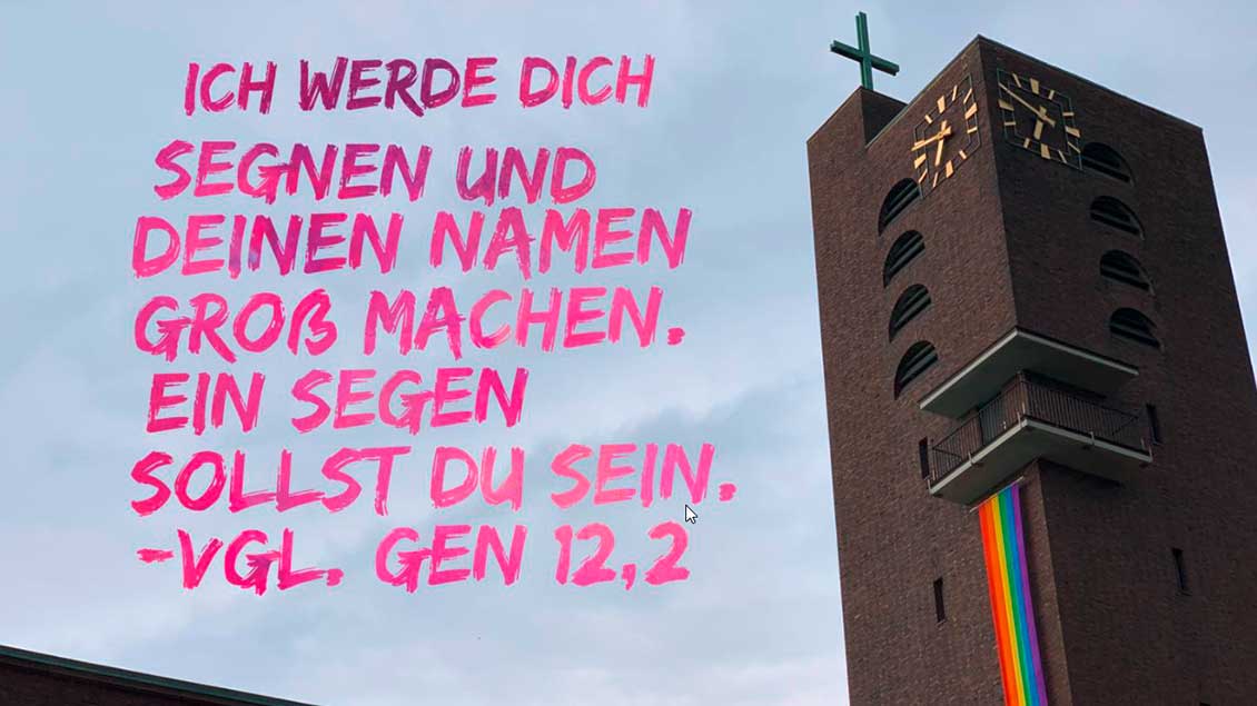 Im Internet wird die lange Regenbogenfahne an der Heilig-Geist-Kirche in Münster Süden mit einem Vers aus der Bibel zusammengebracht. | Foto: Internetseite der Gemeinde