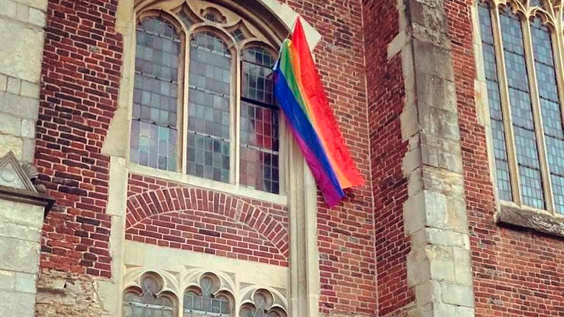 Auch an der Petrikirche, dem Ort der Katholischen Hochschulgemeinde Münster, wurde die Regenbogenflagge gehisst. | Foto: Facebook