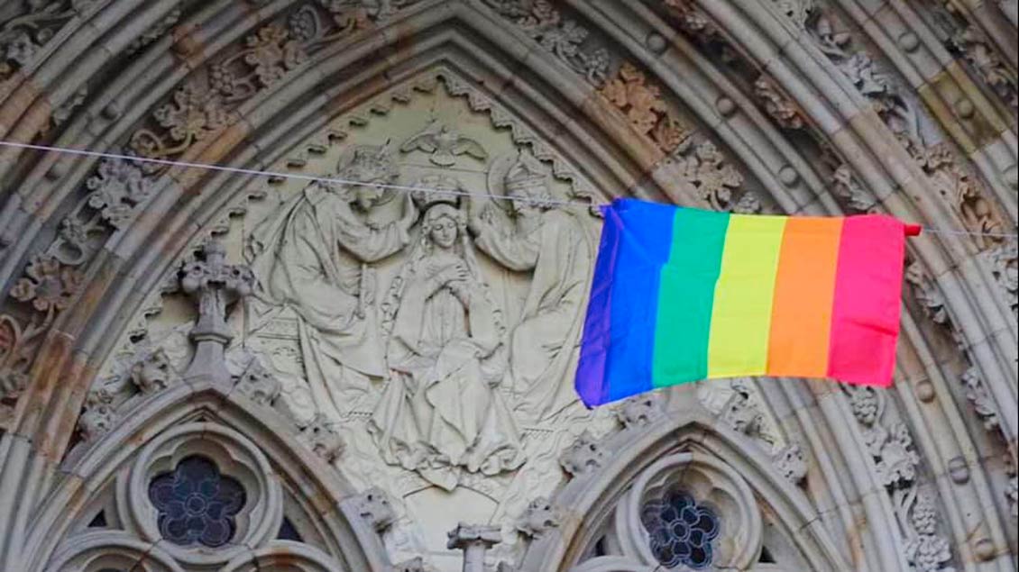 Auch vor dem Hauptportal der St.-Laurentius-Kirche weht die Regenbogenfahne. | Foto: Internetseite der Gemeinde