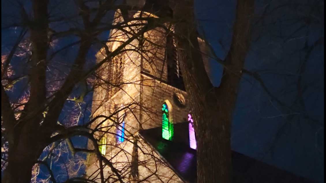 Die Fenster der St. Christophorus-Kirche in Werne werden in den Regenbogenfahnen beleuchtet. | Foto: Internetseite der Gemeinde
