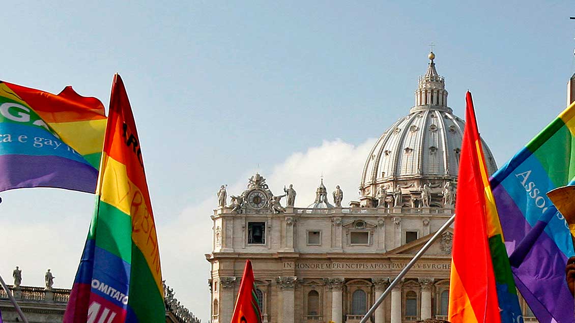 Regenbogenfahnen vor dem Petersdom Archiv-Foto: Dario Pignatelli (Reuters)
