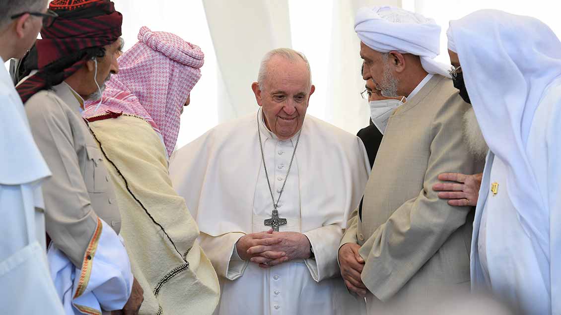 Papst Franziskus bei der Begegnung mit Vertretern unterschiedlicher Religionen in der Ebene von Ur. Foto: Romano Siciliani (KNA)