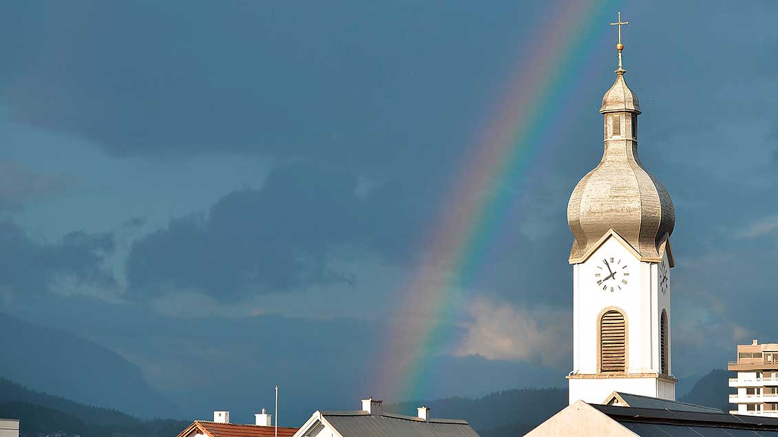 Regenbogen über Kirche
