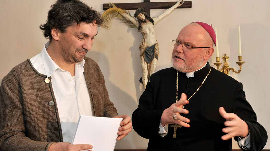 Christian Stückl (l.), Spielleiter der Oberammergauer Passionsspiele, und Reinhard Marx (r.), Erzbischof von München und Freising, am 19. Februar 2010 in München.