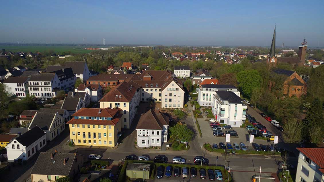 Das katholische Krankenhaus in Brake (im Vordergrund) soll saniert und deutlich erweitert werden. | Foto: Matthias Grube (St.-Bernhard-Hospital)