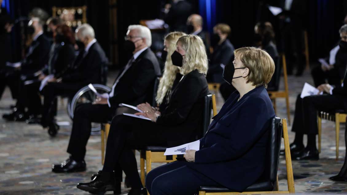 Unter den wenigen Teilnehmern war auch Bundeskanzlerin Angela Merkel. | Foto: Gordon Welters/Pool/KNA