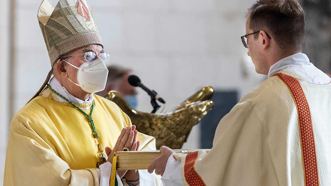 Bischof Genn überreicht Tobias Eilert das Evangeliar. | Foto: Achim Pohl (pbm)