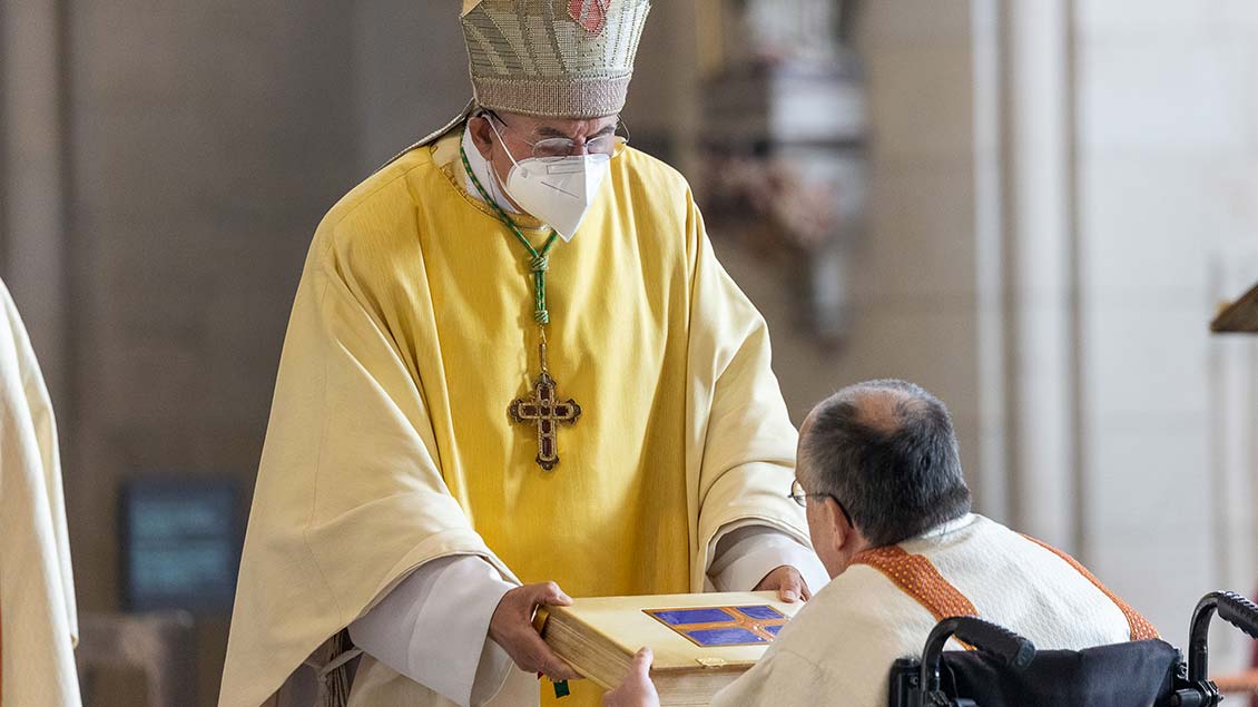 Bischof Genn überreicht Matthias Fraune das Evangeliar. | Foto: Achim Pohl (pbm)