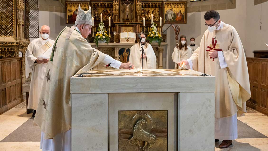 Bischof Felix Genn und Pfarrer Pawel Czarnecki bei der Altarweihe