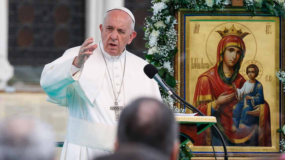 Papst Franziskus mit Marienikone. Archivbild: KNA