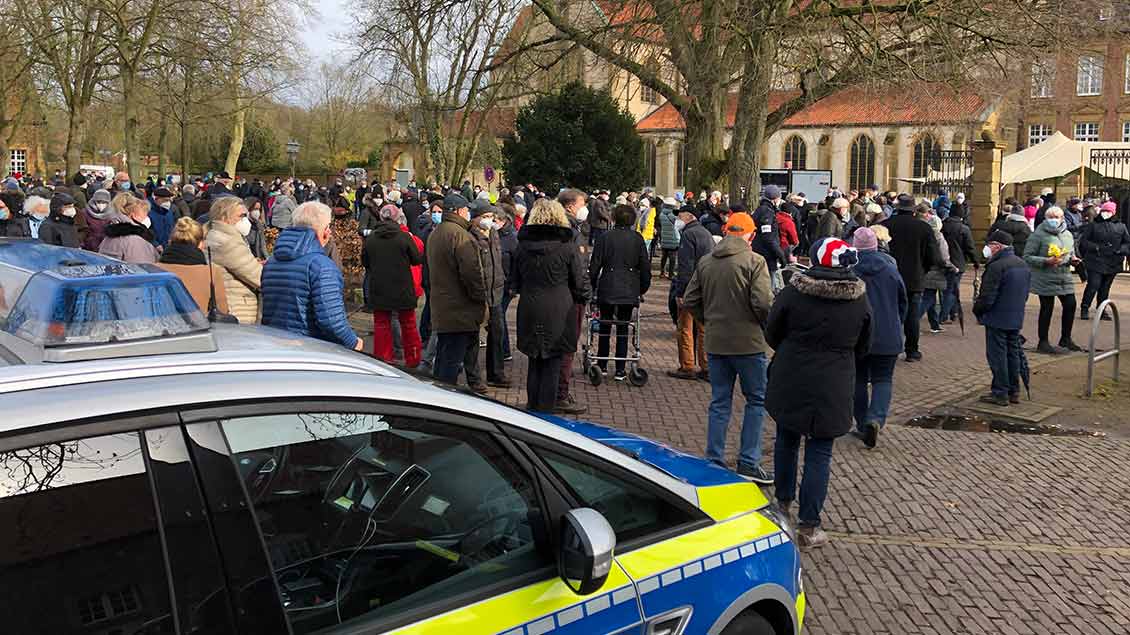 Rund 300 Menschen demonstrierten vor der alten Abteikirche Marienfeld ihre Solidarität mit dem entpflichteten Pater Gottfried Meier. | Foto: Markus Nolte