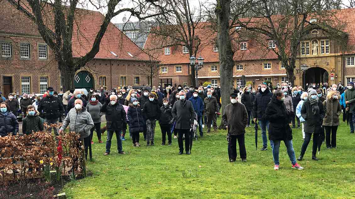 Rund 300 Menschen demonstrierten vor der alten Abteikirche Marienfeld ihre Solidarität mit dem entpflichteten Pater Gottfried Meier. | Foto: Markus Nolte