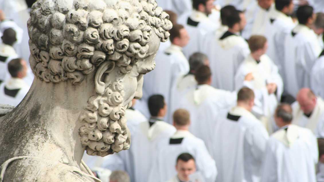 Priester auf dem Petersplatz