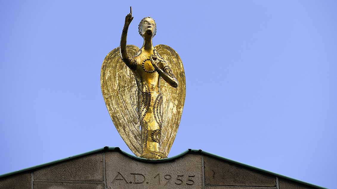 Der Engel auf dem Bischofshaus von Essen Archiv-Foto: Harald Oppitz (KNA)