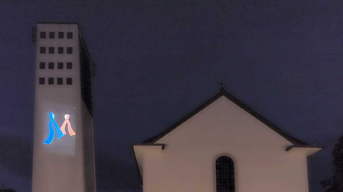 Wie der angestrahlte Turm von St. Marien Oldenburg aussehen könnte, zeigt diese Probeaufnahme. | Foto: Maria Bösenberg