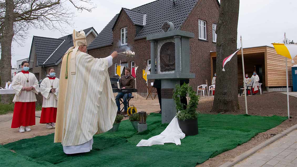 Bischof Felix Genn schwenkt ein Weihrauchfass vor dem Bildstock in Kranenburg-Mehr.