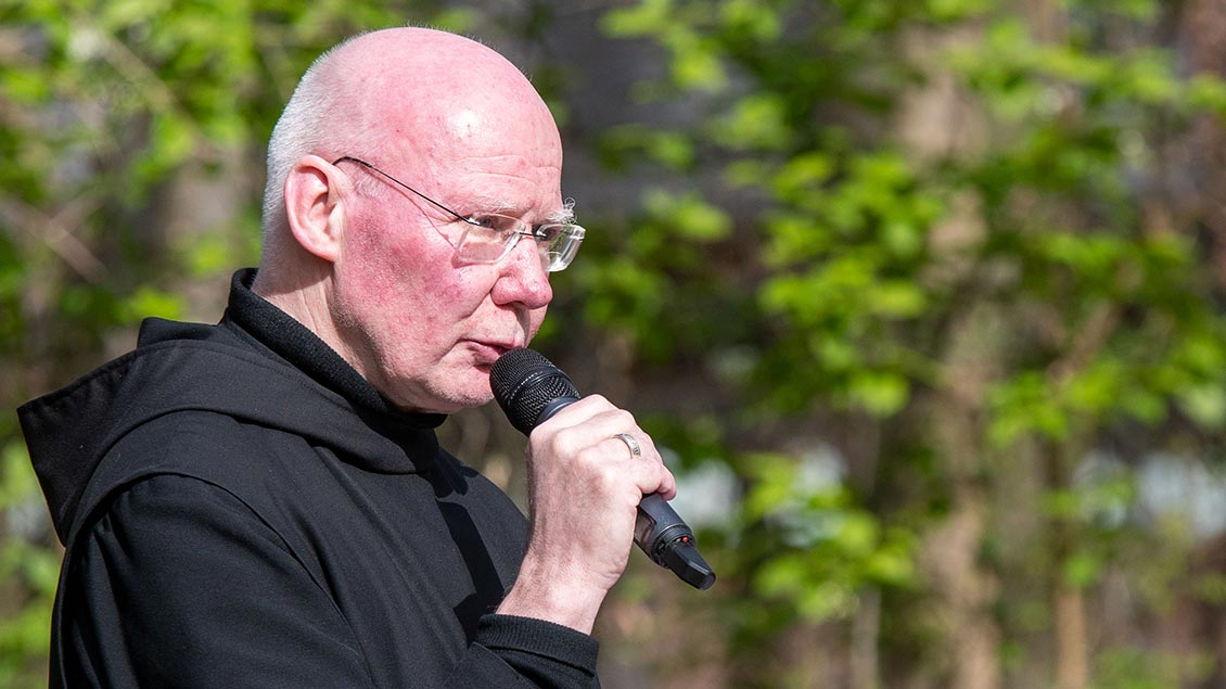 Abt Andreas Werner aus Gerleve spricht am Mikrofon.