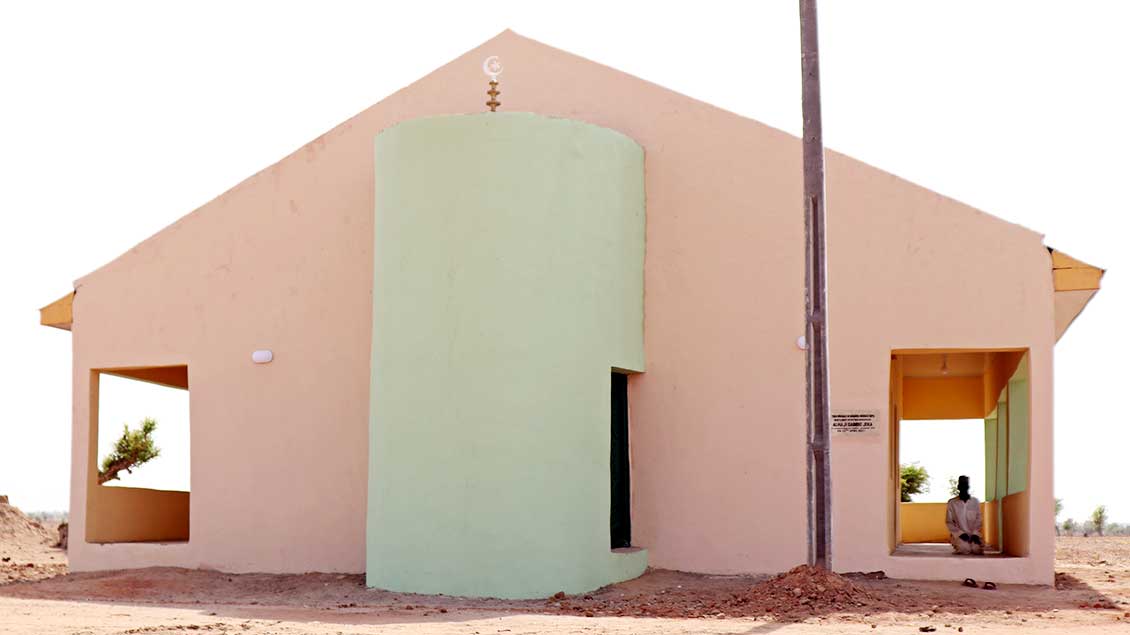 Von außen ist die Moschee eher unscheinbar – ähnlich wie die meisten Häuser des für Geflüchtete neu errichteten Dorfs. | Foto: Hebron Giwa (Missio)