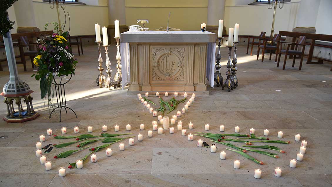 70 Kerzen vor dem Altar bilden das Warnzeichen für radioaktive Strahlung. | Foto: Brigitte Striehn