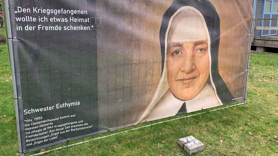 Ein vollständiges Portrait der seligen Ordensfrau im Rahmen einer Ausstellung im Pfarrgarten Steinfurt-Borghorst im Frühjahr 2021. | Foto: Marie-Theres Himstedt