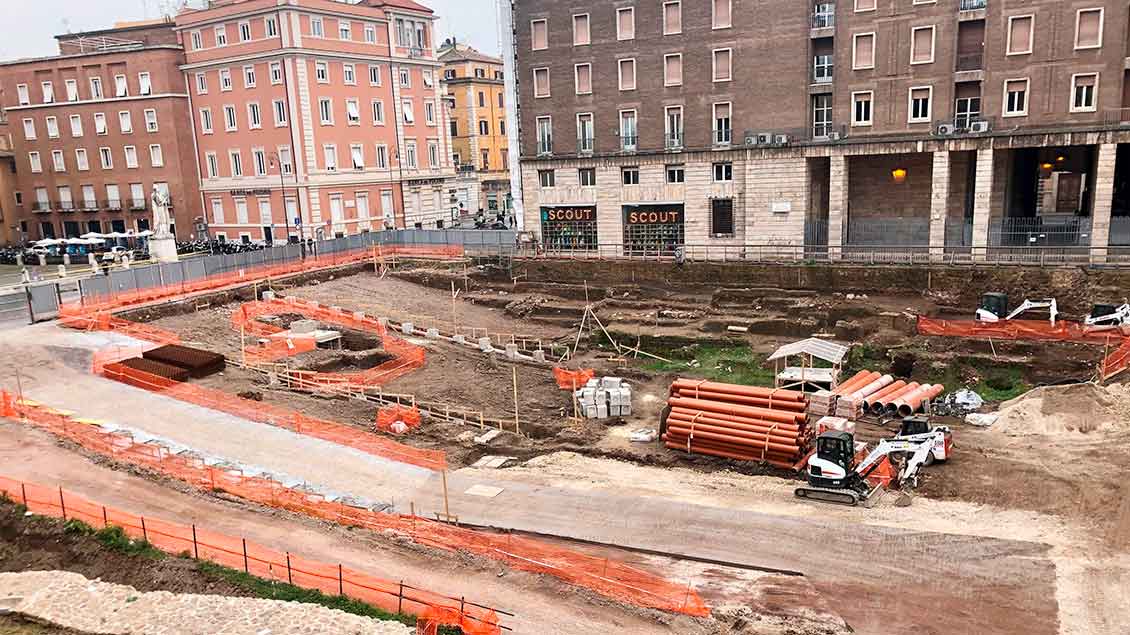 Baustelle neben dem Mausoleum und die Piazza Augusto Imperatore von Mussolini. | Foto: Kerstin Thiel-Lunghini