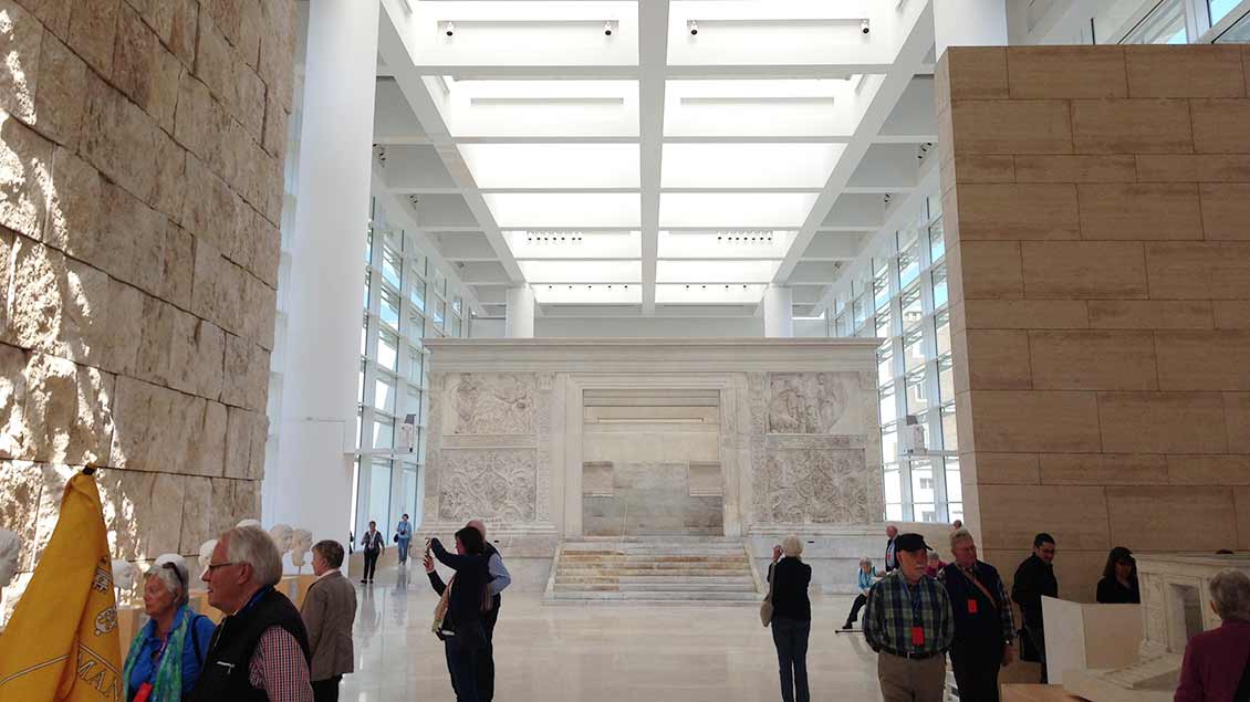 Der Friedensaltar des Augustus im Ara-Pacis-Museum, errichtet von Stararchitekt Richard Meier. | Foto: Markus Nolte