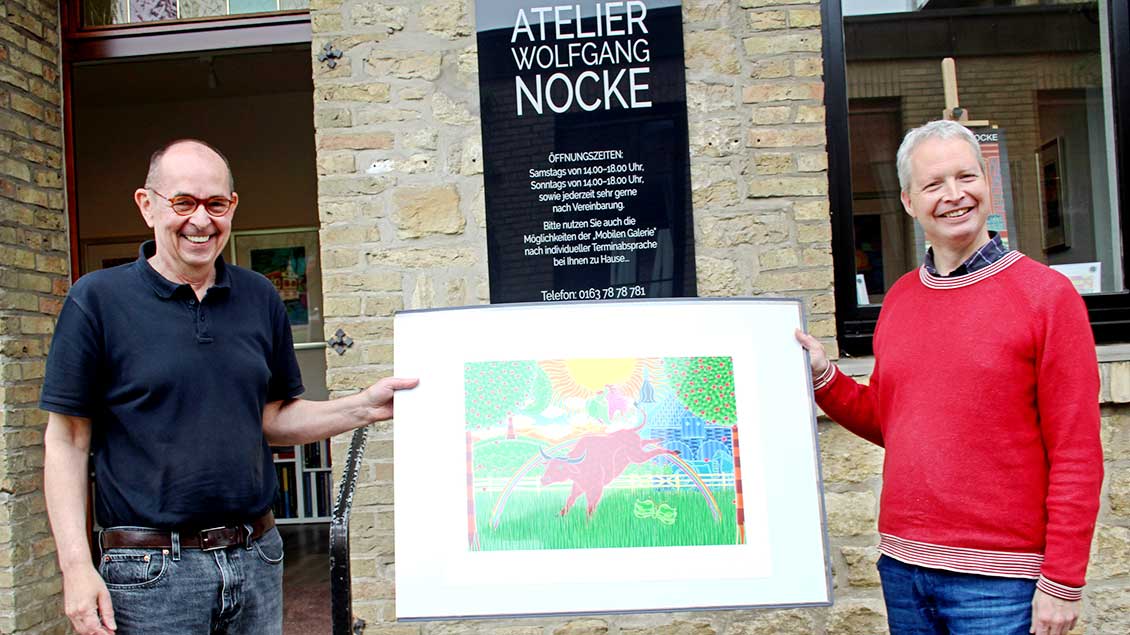 Wolfgang Nocke und Uwe van de Loo zeigen vor der Galerie in Eggerode „Appelhülsener Rodeo“. | Foto: Johannes Bernard