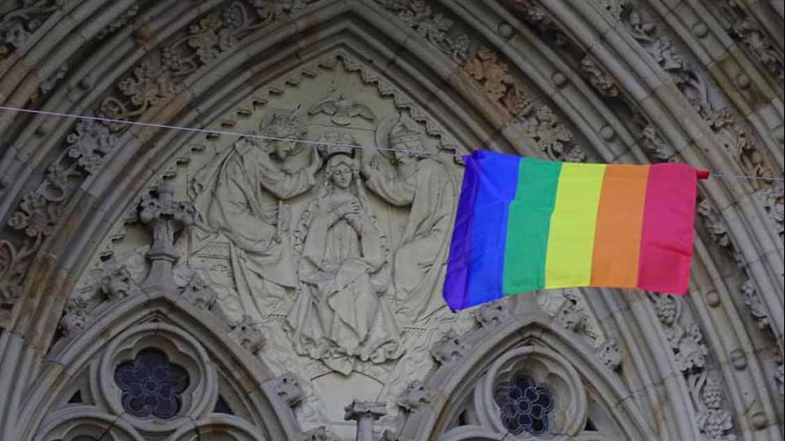 Regenbogenfahne an einer Kirche Foto: privat