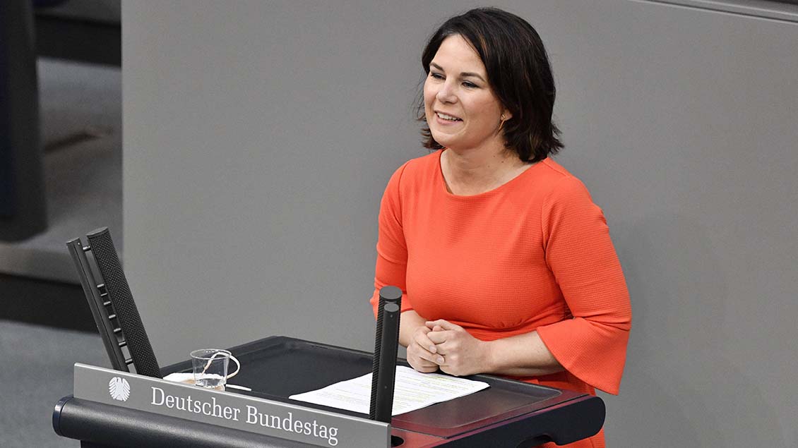 Grünen-Politikerin Annalena Baerbock spricht im Bundestag.