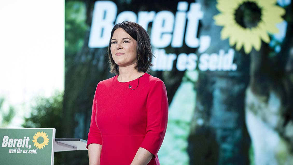 Grünen-Kanzlerkandidatin Annalena Baerbock vor einem Wahlplakat. Foto: Photothek (imago)
