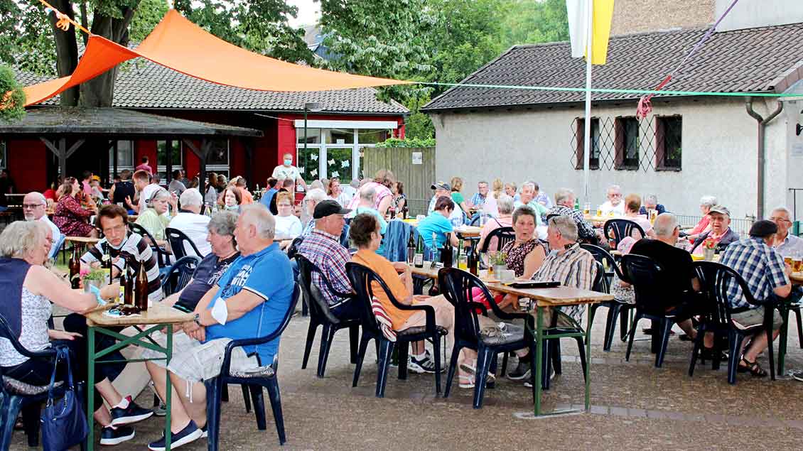 Viele Besucherinnen und Besucher kamen wieder in den Biergarten St. Franziskus in Marl. | Foto: Johannes Bernard