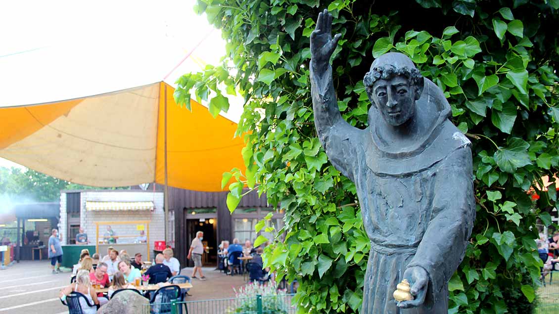 Statue des heiligen Franziskus im Biergarten. | Foto: Johannes Bernard