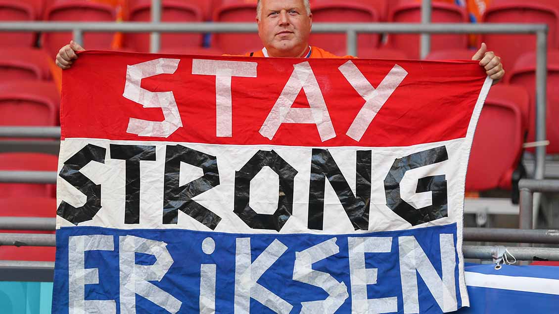 Ein Fußball-Fan aus den Niederlanden hält ein Plakat hoch. Foto: Xinhua (imago)