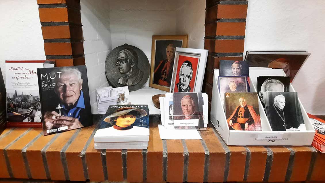 In ihrem Klosterladen verkaufen die Benediktinerinnen auch Artikel zum Gedenken an den seligen Kardinal von Galen. | Foto: Franz Josef Scheeben