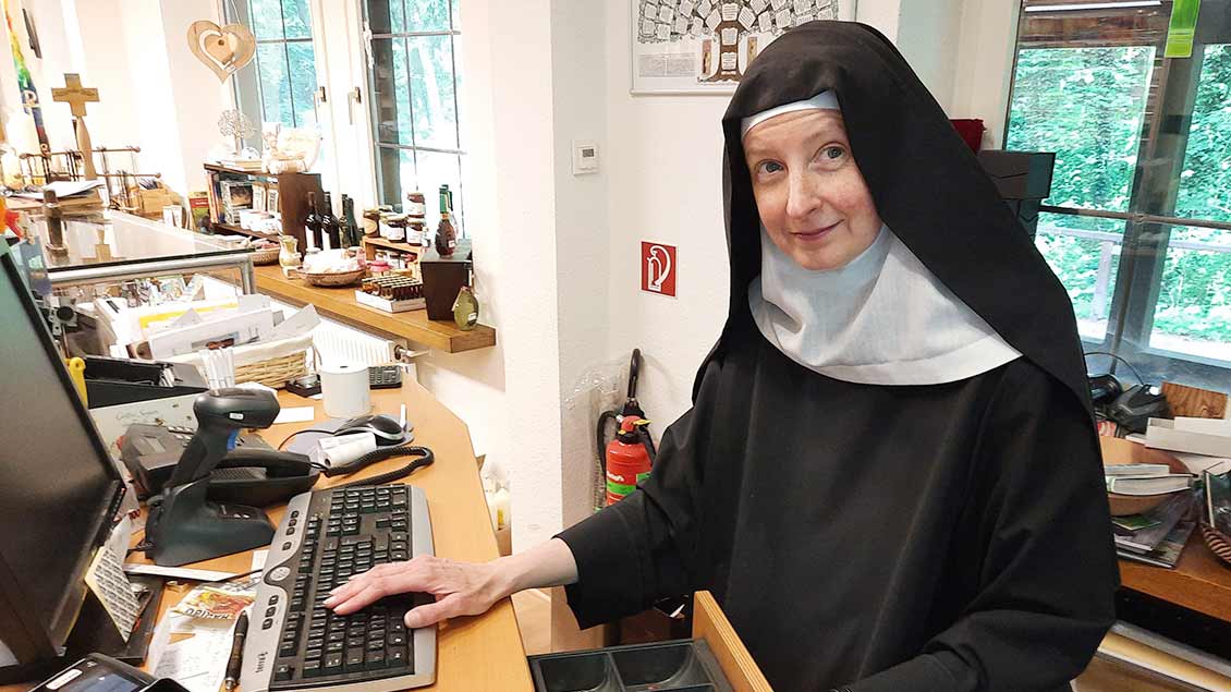 Schwester Mirjam Grote an der Kasse des Klosterladens. | Foto: Franz Josef Scheeben