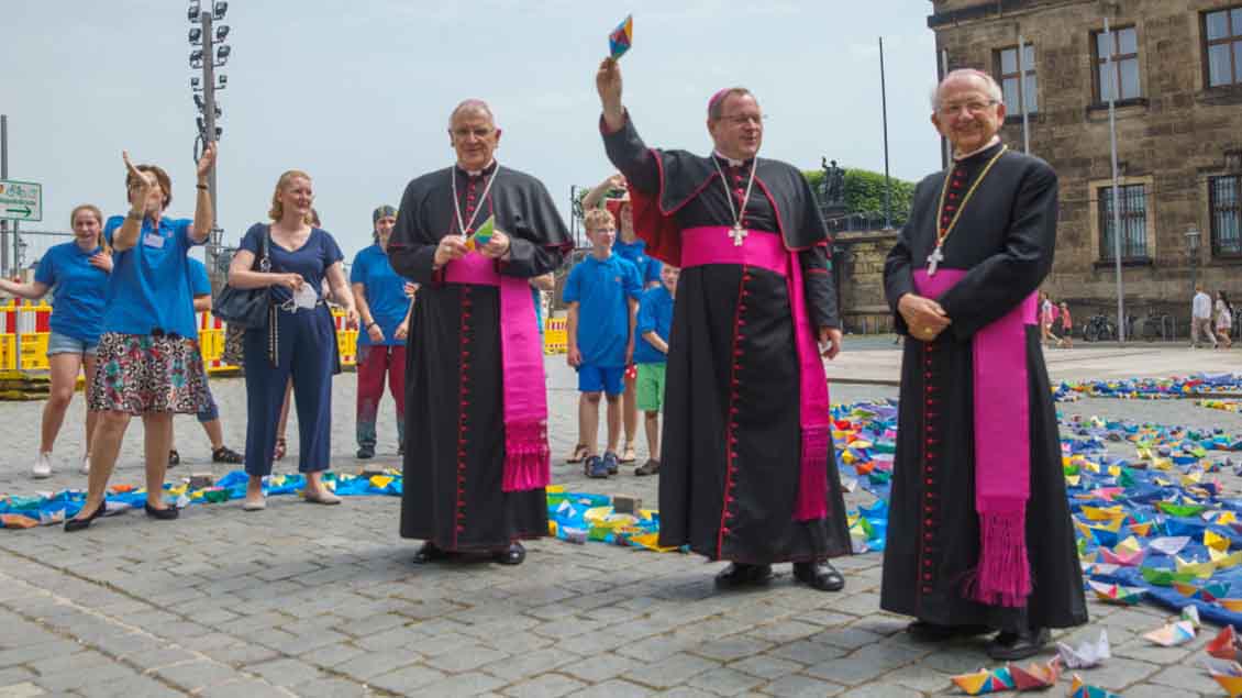 Heinrich Timmerevers (von links), Bischof von Dresden-Meißen, Bischof Georg Bätzing, Vorsitzender der Deutschen Bischofskonferenz, und Joachim Reinelt, emeritierter Bischof von Dresden-Meißen.