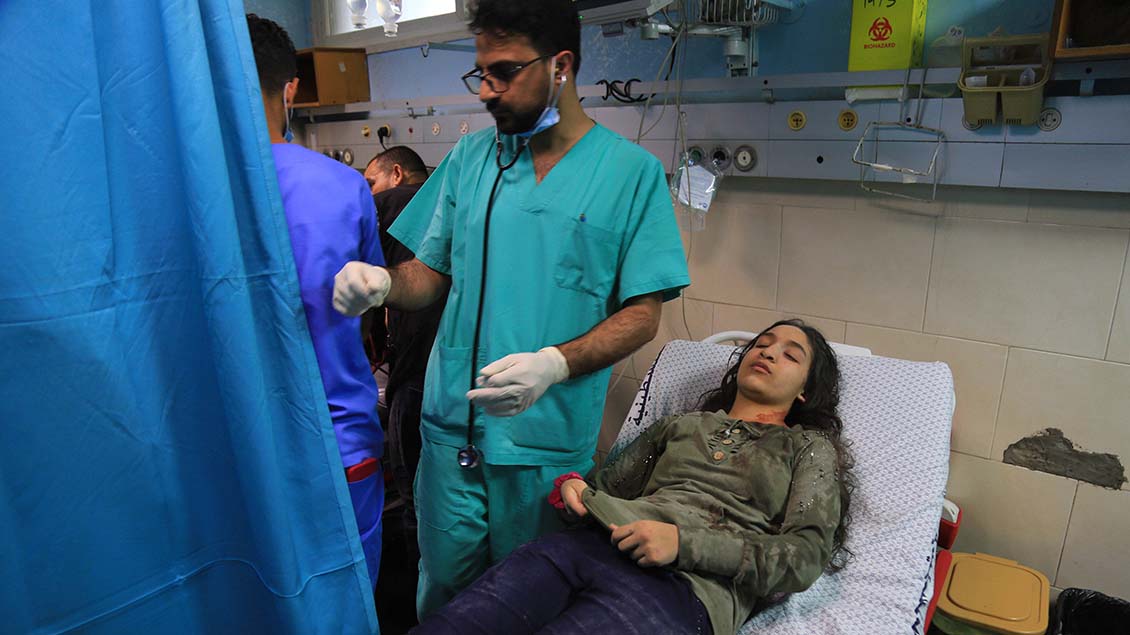 Eine junge Frau liegt im Krankenhaus auf einer Trage. Medizinisches Personal ist bei ihr. Foto: Zuma Wire (imago)