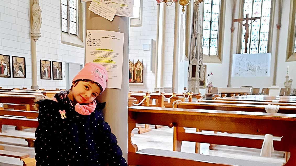 Die fünfjährige Marlene in der St.-Dionysius-Kirche