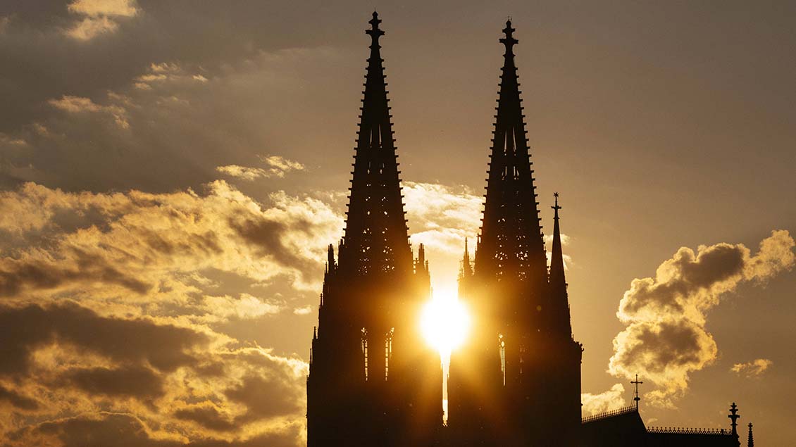 Der Kölner Dom beim Sonnenuntergang.