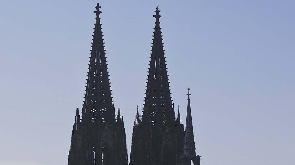 Die Türme des Kölner Doms sind zu sehen. Foto: blickwinkel (imago)